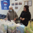 Жители Маркса несут вещи и продукты в пункт сбора помощи для беженцев из ДНР и ЛНР 1 - News.VMarkse.Ru