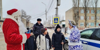 В рамках акции "Полицейский Дед Мороз" на улицах Маркса участников дорожного движения поздравляли и напутствовали Дед Мороз из полиции и Снегурочка из Общественного совета *** Саратовская область, город Маркс - январь 2025 год (marksadm.ru) - Марксовский район