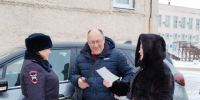 Сотрудники Госавтоинспекции поздравили мужчин-водителей с Днем защитника Отечества *** Саратовская область, город Маркс - февраль 2025 год (marksadm.ru) - Марксовский район