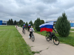 В преддверии Дня флага России в Павловской школе, активисты Движения Первых, обучающиеся 5 класса провели увлекательный велопробег *** Саратовская область, город Маркс - август 2025 год (marksadm.ru)