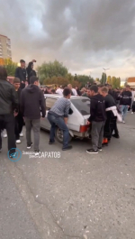 У ТЦ в Саратове больше сотни подростков раскачивали и прыгали по крышам авто