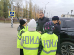 В районе ЦДК города Маркса состоялась акция "Письмо водителю" под названием "Жизнь без ДТП" *** Саратовская область, город Маркс - ноябрь 2025 год (marksadm.ru)