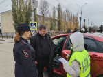 В районе ЦДК города Маркса состоялась акция "Письмо водителю" под названием "Жизнь без ДТП" *** Саратовская область, город Маркс - ноябрь 2025 год (marksadm.ru)