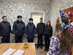 В рамках акции "Российский детский Дед Мороз", активисты "Движения первых" поздравили сотрудников полиции города Маркса с наступающими праздниками *** Саратовская область, город Маркс - декабрь 2025 год (marksadm.ru)