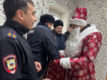 В рамках акции "Российский детский Дед Мороз", активисты "Движения первых" поздравили сотрудников полиции города Маркса с наступающими праздниками *** Саратовская область, город Маркс - декабрь 2025 год (marksadm.ru)