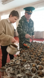В школе села Георгиевка силами педагогов, учеников и их родителей была организована подготовка партии окопных свечей для наших защитников *** Саратовская область, город Маркс - февраль 2026 год (marksadm.ru)