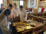 В Год единства народов России ученики 6 "А" и 6 "Б" классов школы №4 города Маркса отправились в увлекательную экскурсию в усадьбу "Русский дом", расположенную в Саратове *** Саратовская область, город Маркс - май 2026 год (marksadm.ru)